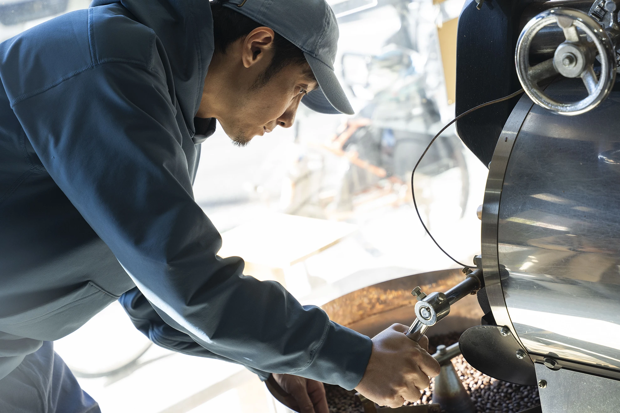 焙煎機の音が静かに響く「inuit coffee roaster」の写真